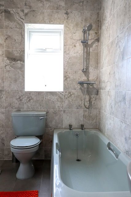 Bath and shower in house to rent Hillsborough