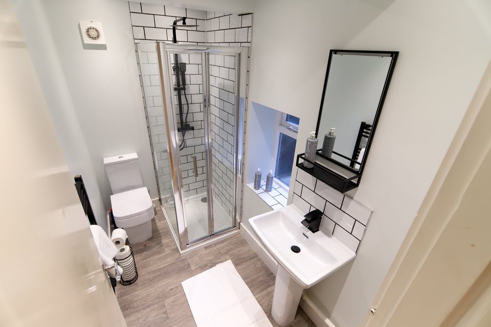 bathroom in sheffield city centre serviced apartment